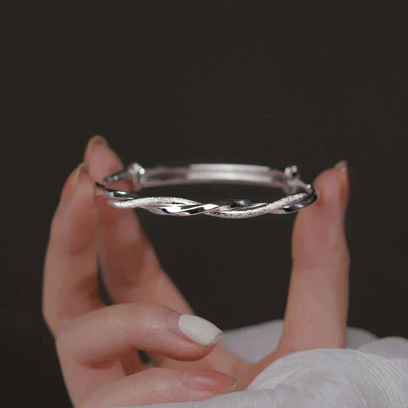 Polsera Carriva de plata – elegància atemporal amb un brillantor refinat per a cada ocasió