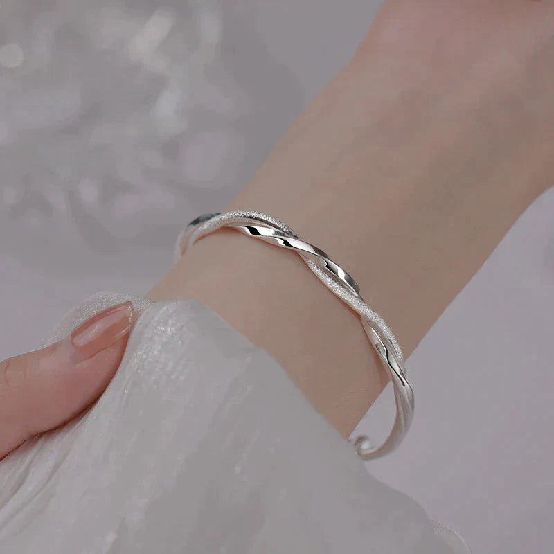 Polsera Carriva de plata – elegància atemporal amb un brillantor refinat per a cada ocasió