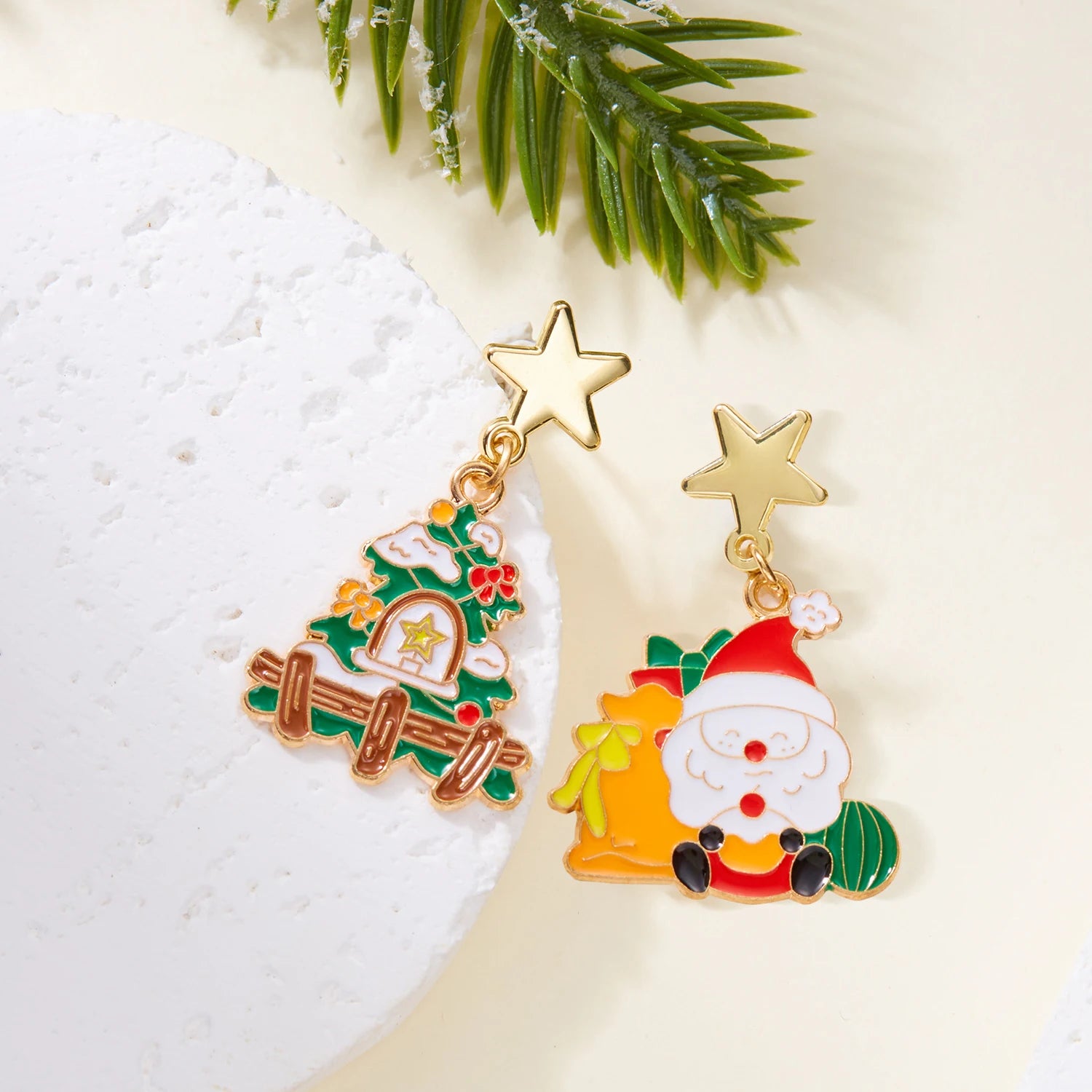 Pendentes de Nadal asimétricos Noevelyn con boneco de neve e lazo en vermello e branco, 5 cm