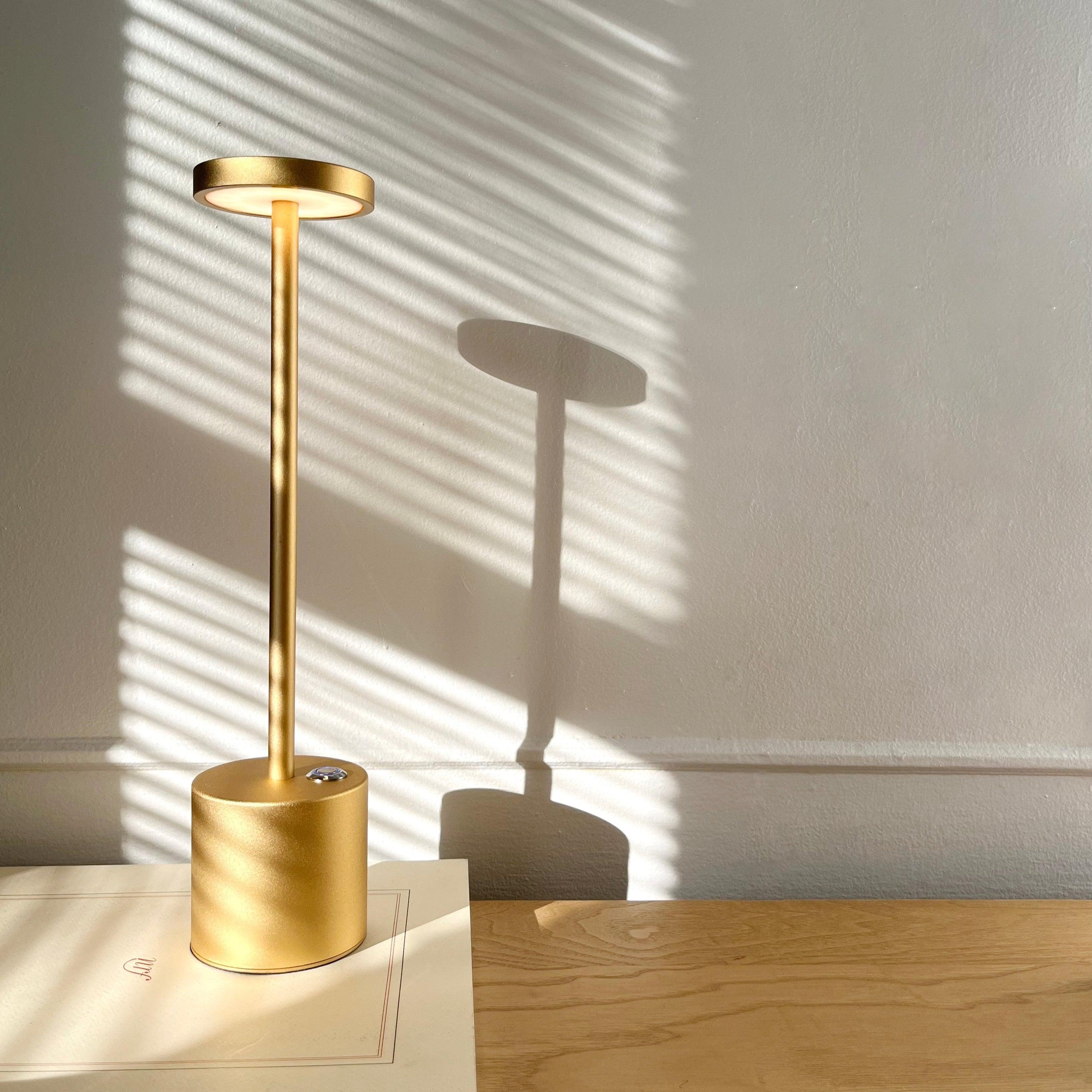 Aluvia – Làmpada de taula LED sense fils regulable, alumini i recarregable