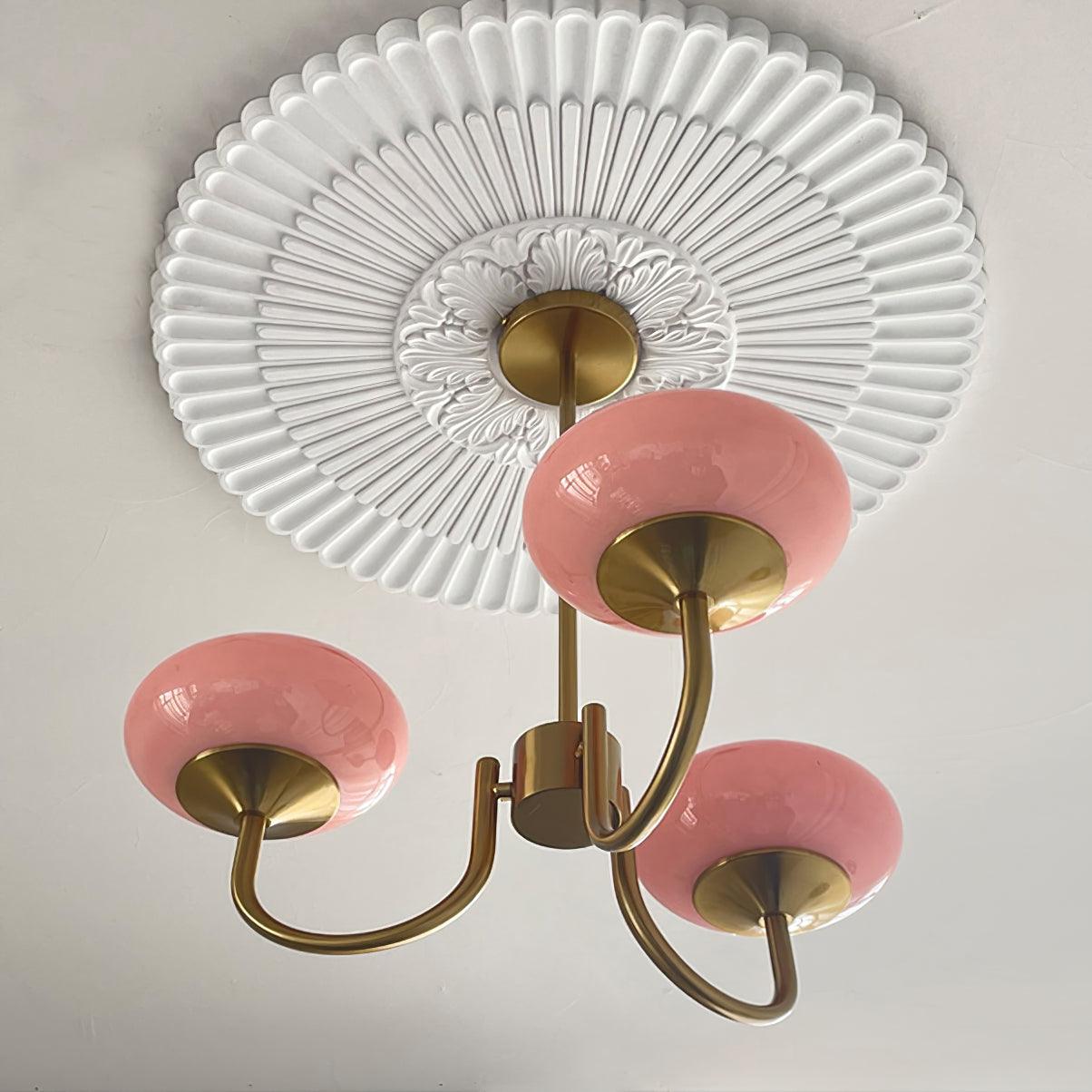 Lluminària de sostre Marshmallow | Llum de sostre daurada amb pantalles de vidre rosa