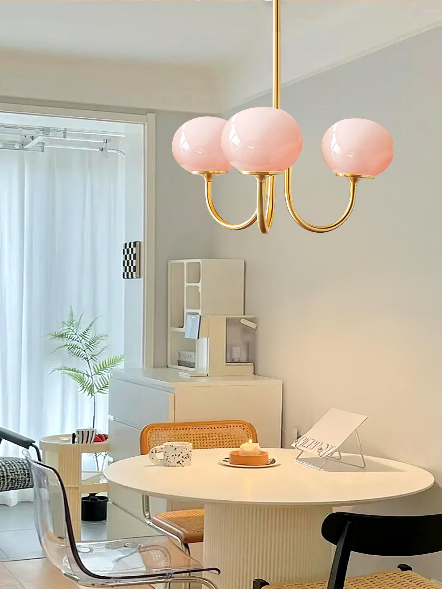Lluminària de sostre Marshmallow | Llum de sostre daurada amb pantalles de vidre rosa