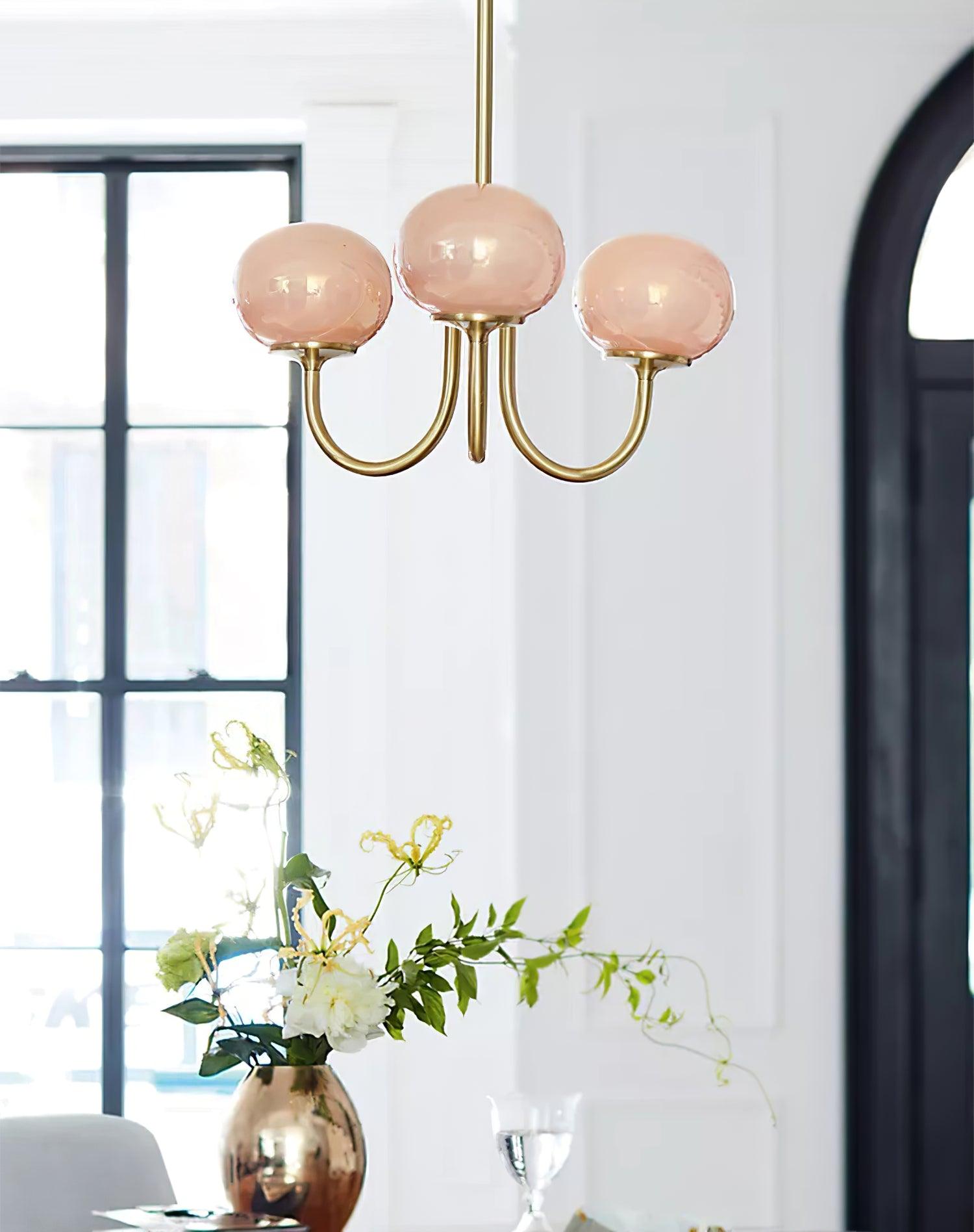 Lluminària de sostre Marshmallow | Llum de sostre daurada amb pantalles de vidre rosa