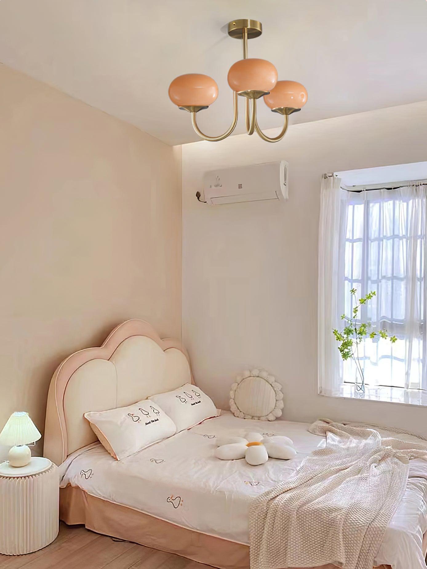 Lluminària de sostre Marshmallow | Llum de sostre daurada amb pantalles de vidre rosa