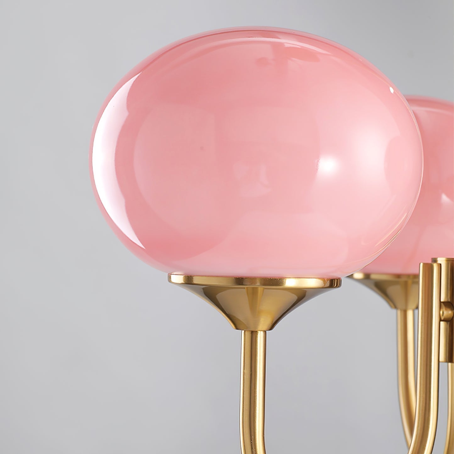 Lluminària de sostre Marshmallow | Llum de sostre daurada amb pantalles de vidre rosa