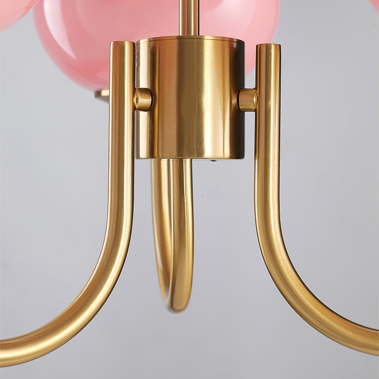 Lluminària de sostre Marshmallow | Llum de sostre daurada amb pantalles de vidre rosa