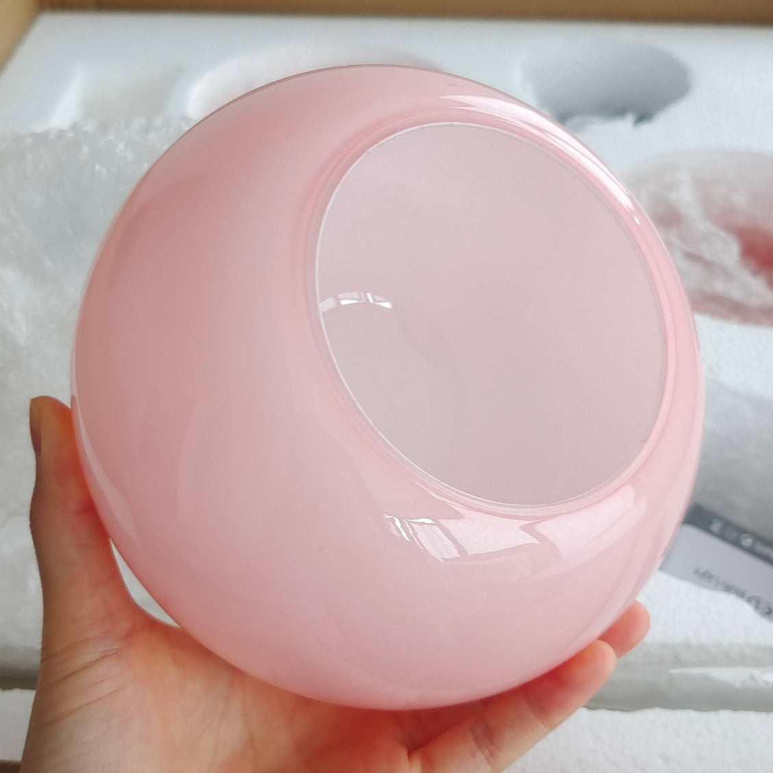 Lluminària de sostre Marshmallow | Llum de sostre daurada amb pantalles de vidre rosa
