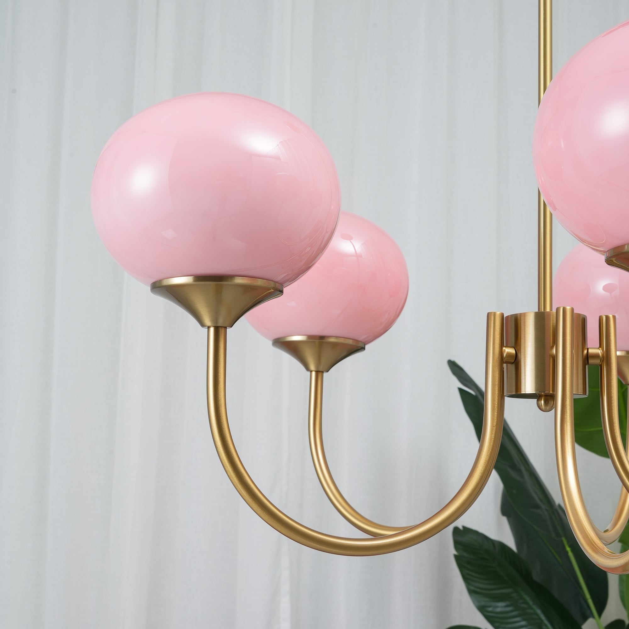 Lluminària de sostre Marshmallow | Llum de sostre daurada amb pantalles de vidre rosa