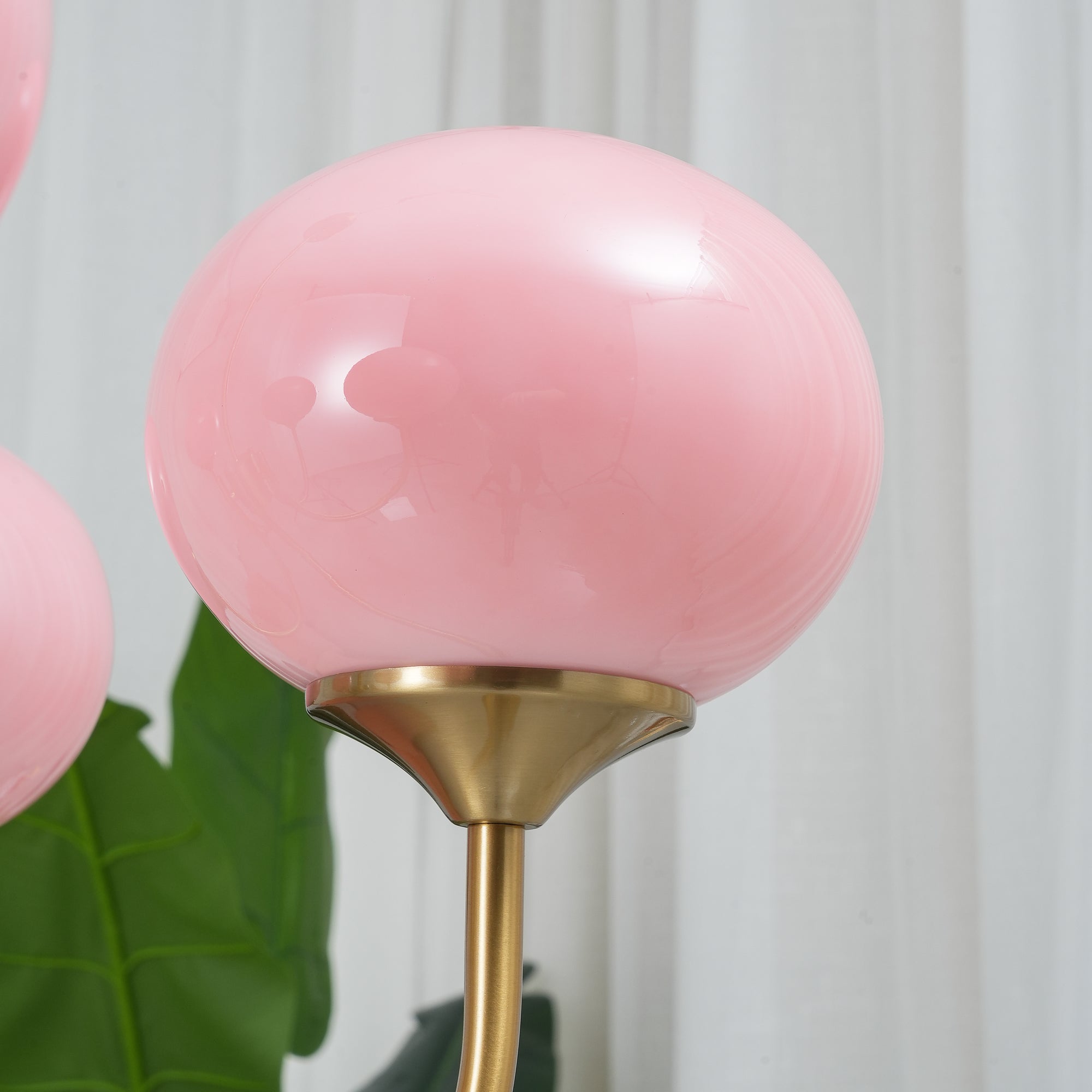 Lluminària de sostre Marshmallow | Llum de sostre daurada amb pantalles de vidre rosa