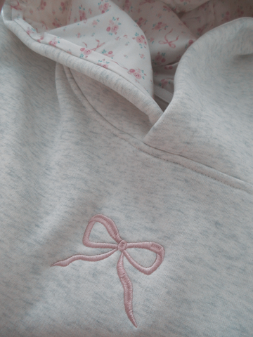 Veloura – Dameshoodie katoenmix met roze strikje – casual & vrouwelijk