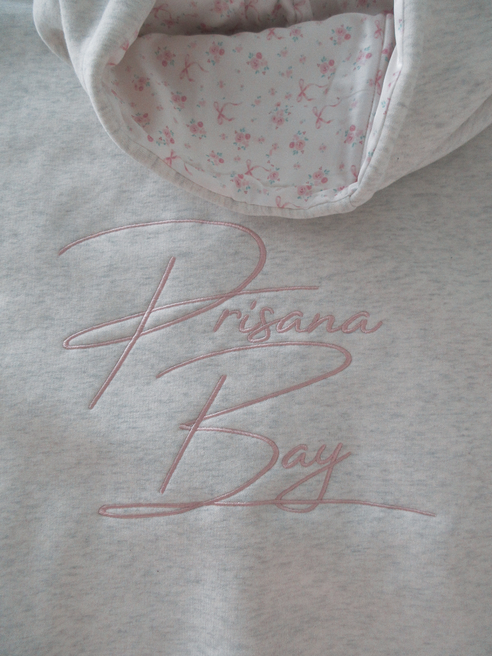 Veloura – Sudadera de dona de mescla de cotó amb llaç rosa – casual i femenina