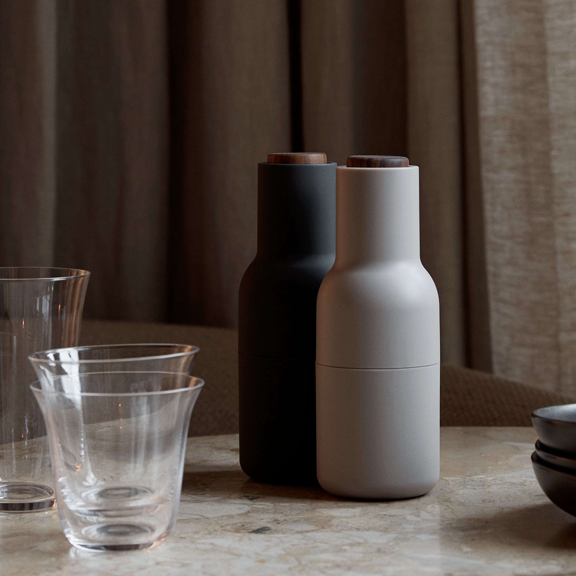 Millora – Set de molinillos de botellas de 2 piezas para sal y pimienta, cerámico