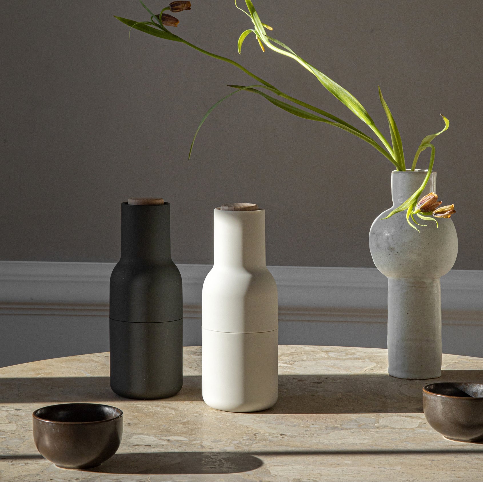 Millora – Set de molinillos de botellas de 2 piezas para sal y pimienta, cerámico
