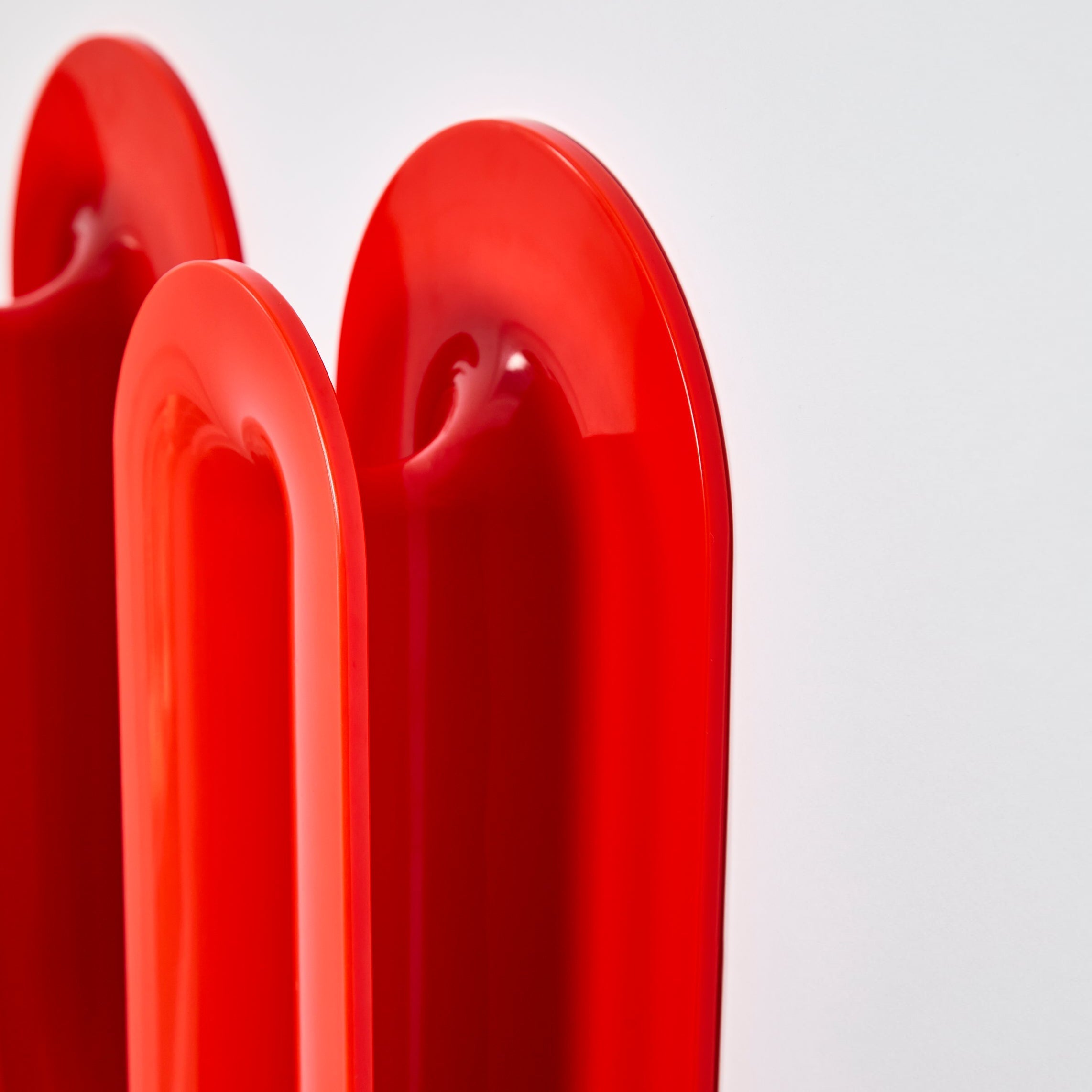 Rewavé – Penja-robes de peu i prestatge per a roba, disseny ondulat, plàstic reciclat