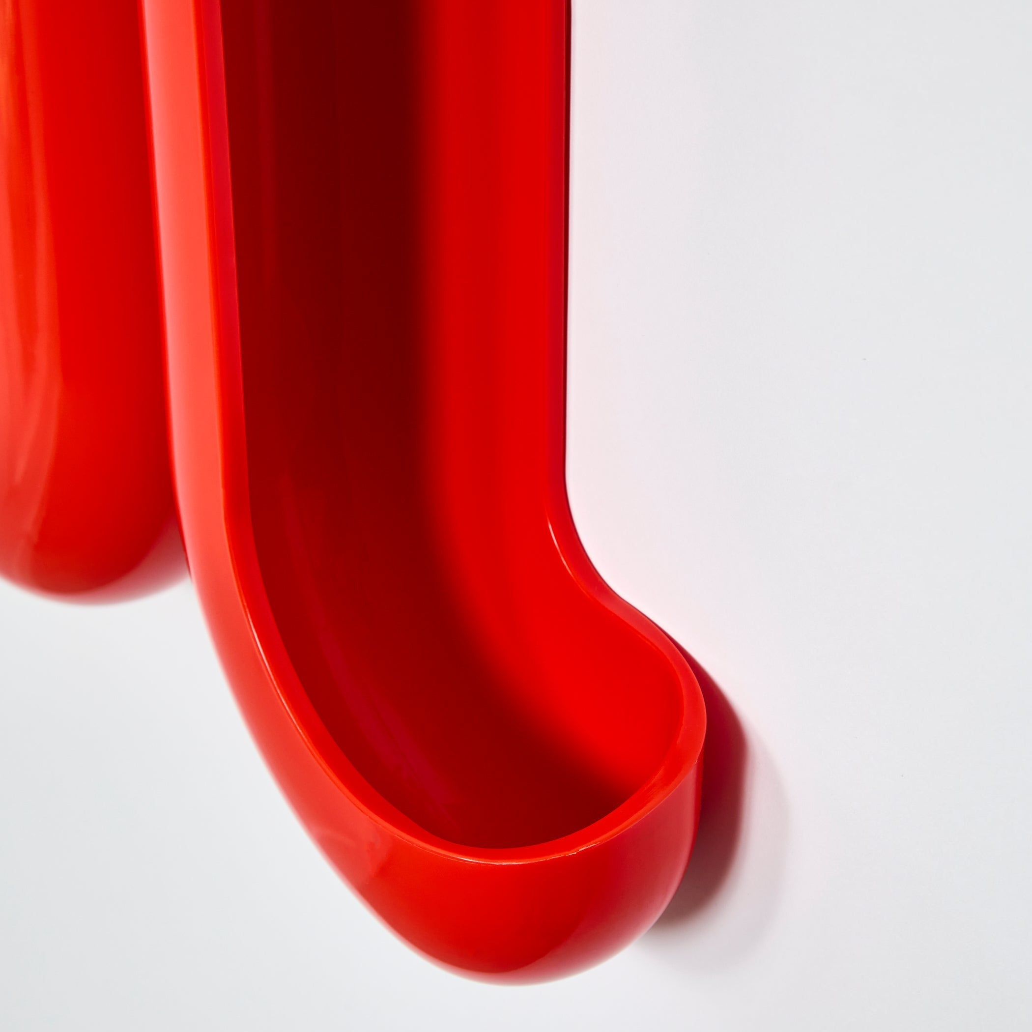 Rewavé – Penja-robes de peu i prestatge per a roba, disseny ondulat, plàstic reciclat