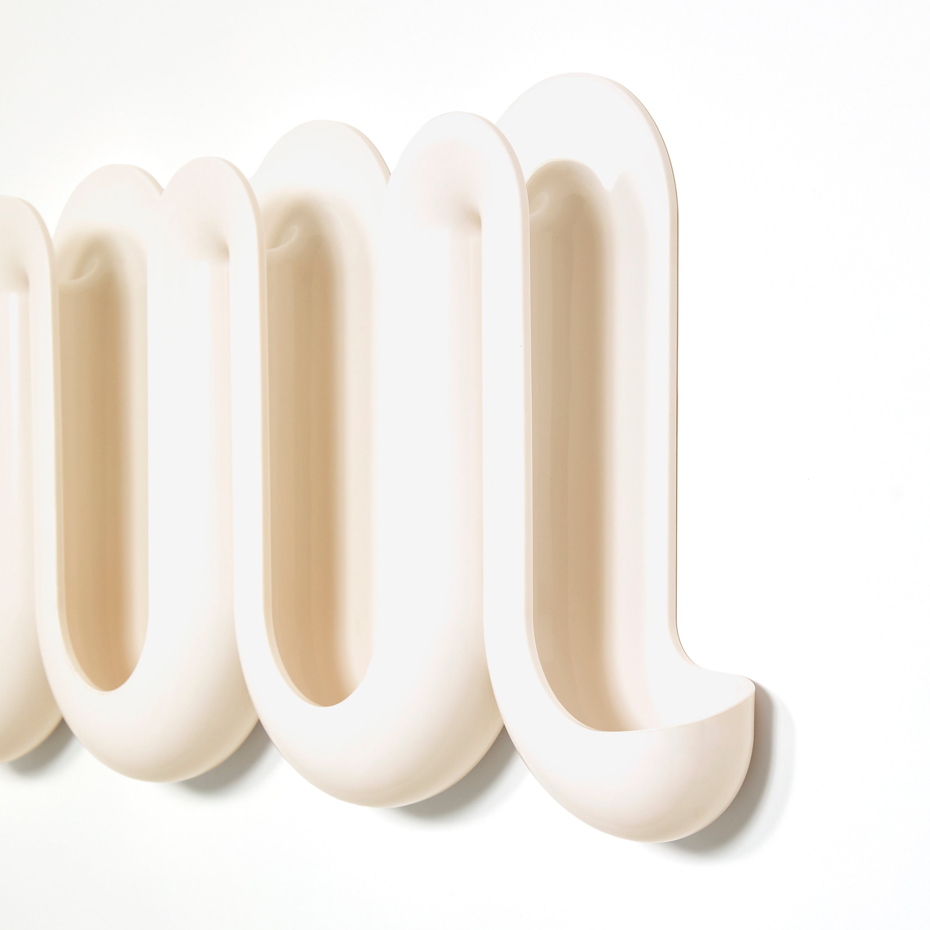 Rewavé – Penja-robes de peu i prestatge per a roba, disseny ondulat, plàstic reciclat