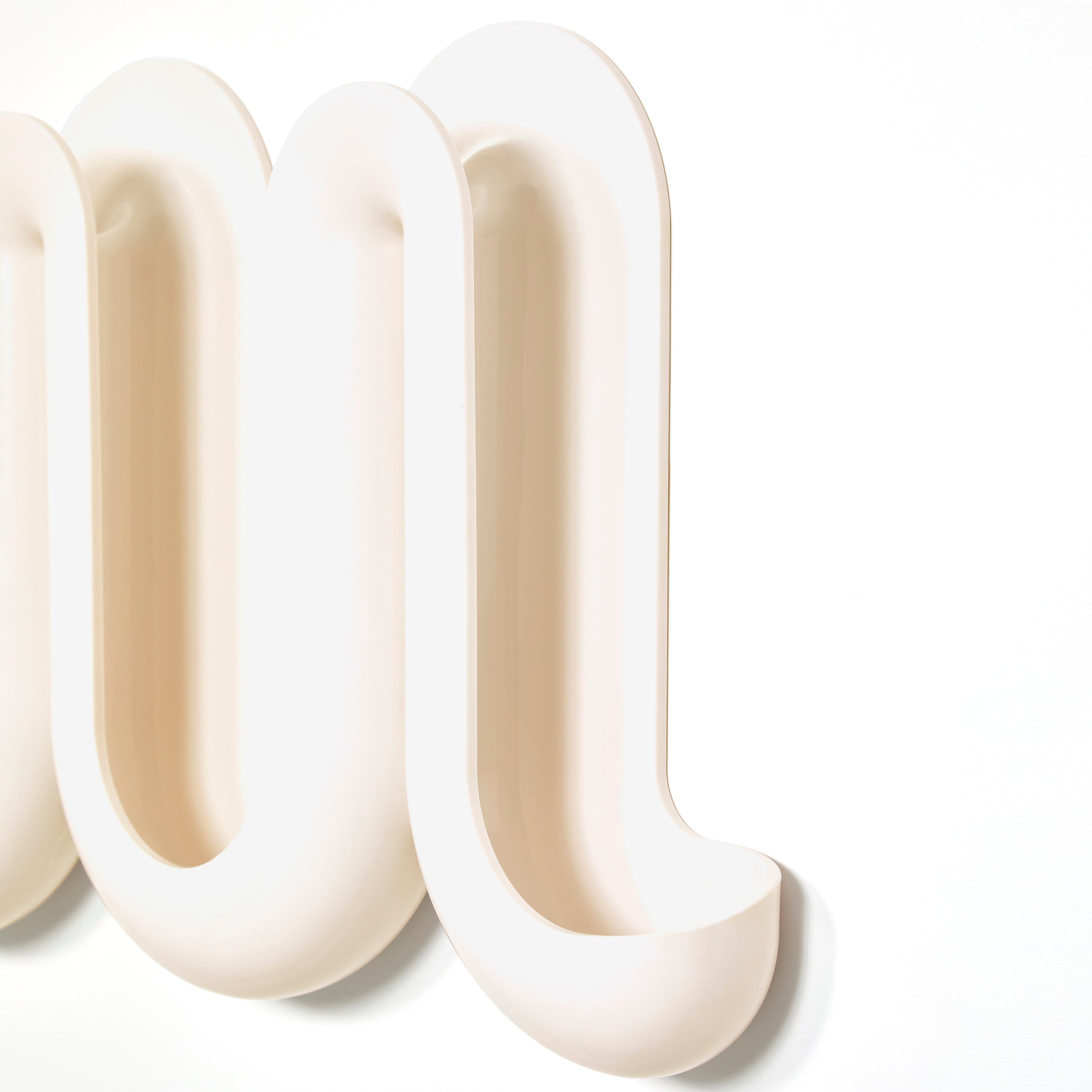 Rewavé – Penja-robes de peu i prestatge per a roba, disseny ondulat, plàstic reciclat