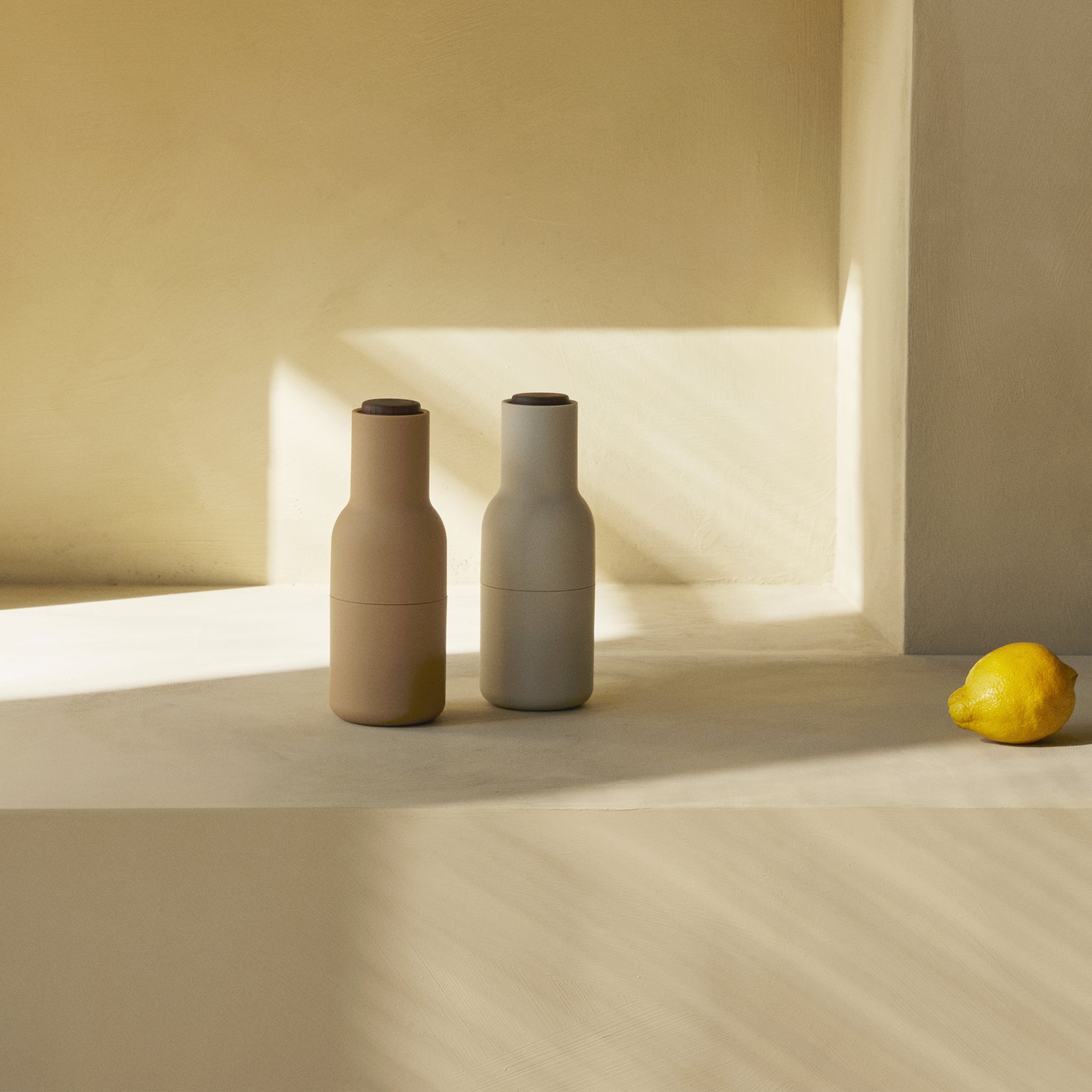 Millora – Set de molinillos de botellas de 2 piezas para sal y pimienta, cerámico