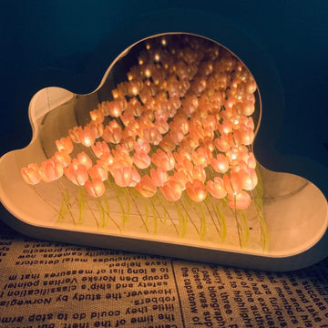 Tulip Cloud LED Spiegel – Magisch Licht & Symbolische Tulpdetails