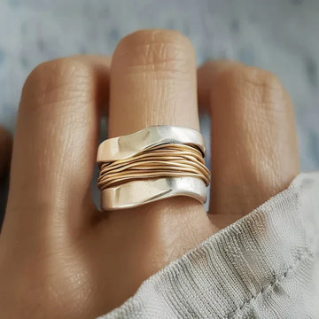 Solaira Ring – Elegante Zilveren Ring met Gouden Accenten voor Tijdloze Klasse en Stijl