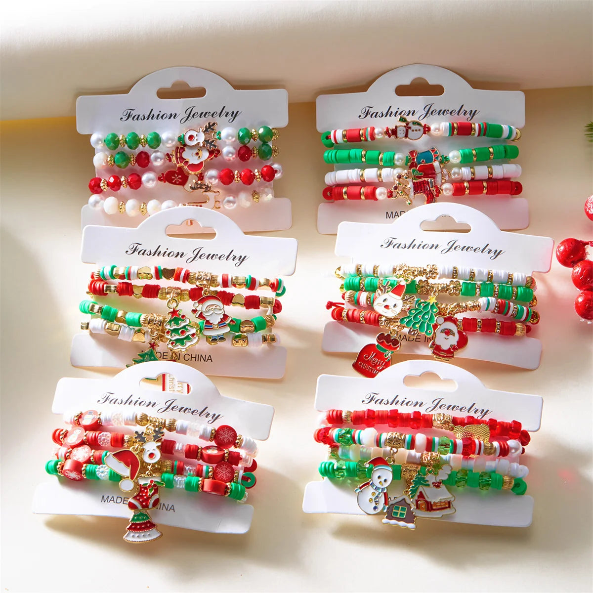 Set de 4 pulseras navideñas para mujeres con motivos de árbol de Navidad y Papá Noel