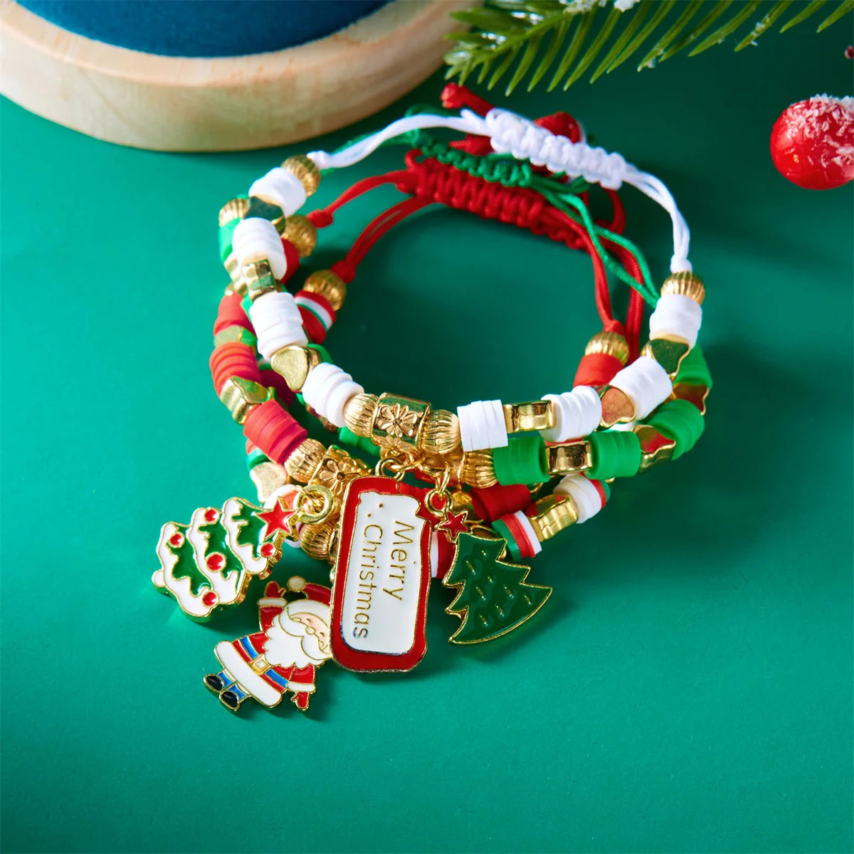 Set de 4 pulseras navideñas para mujeres con motivos de árbol de Navidad y Papá Noel
