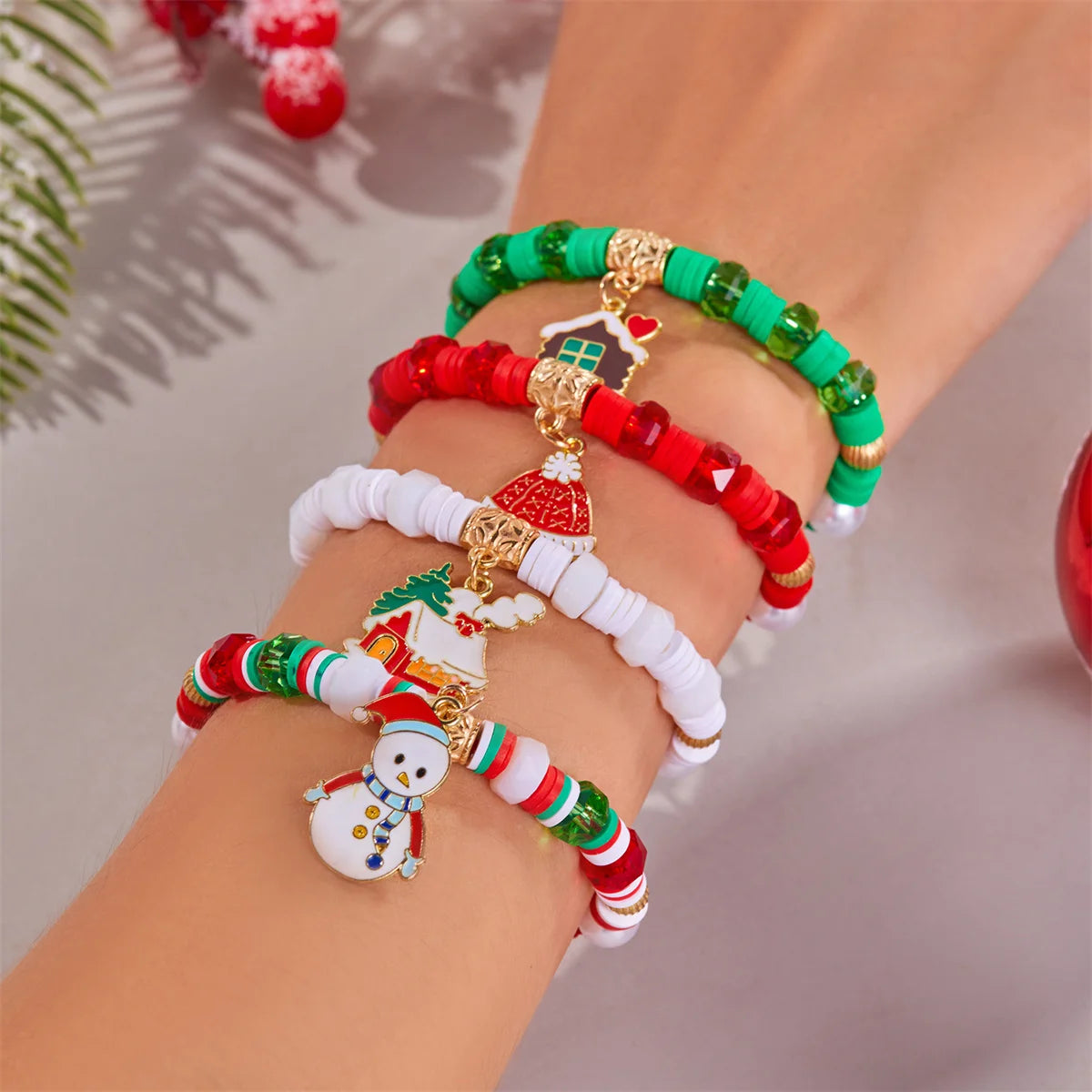 Set de 4 pulseras navideñas para mujeres con motivos de árbol de Navidad y Papá Noel