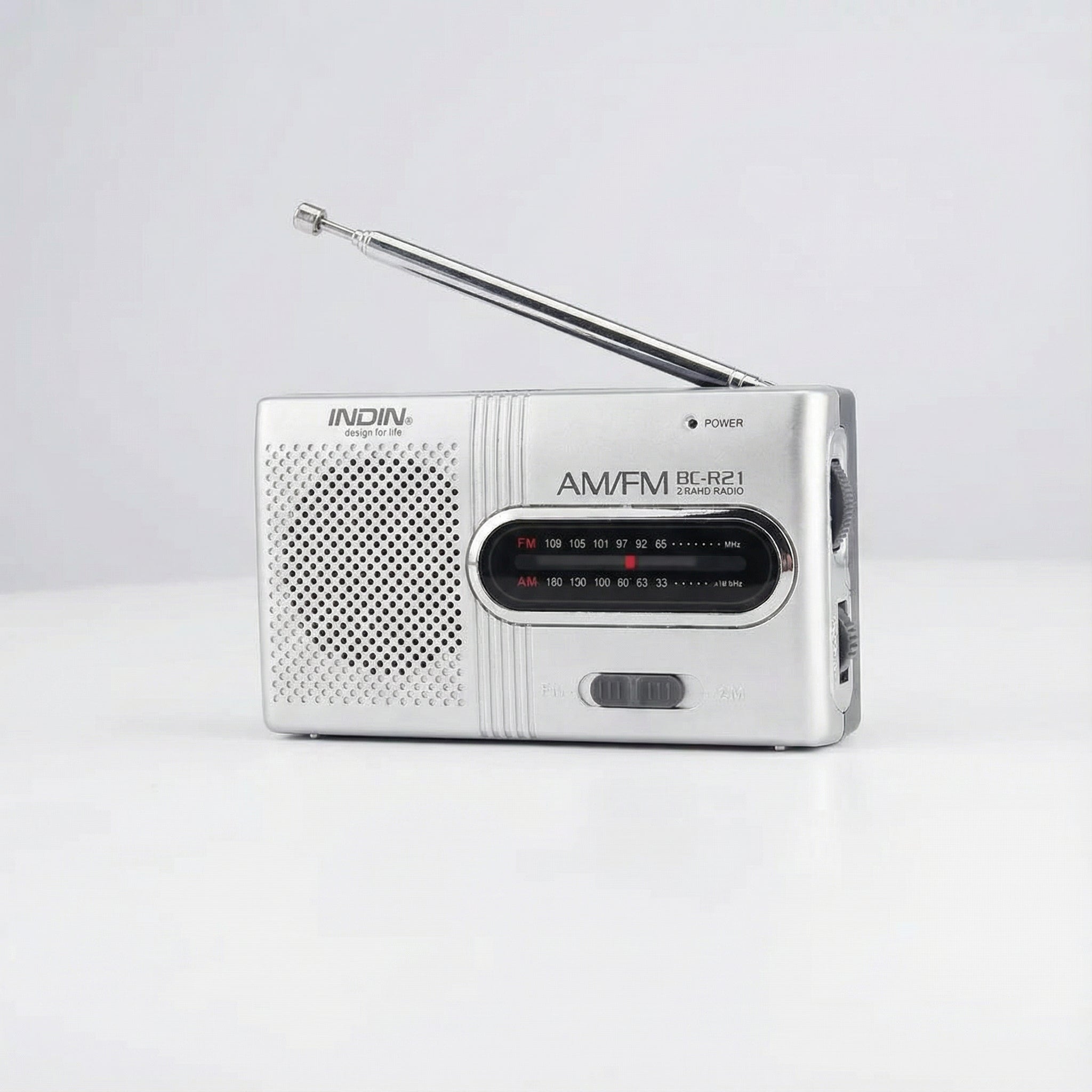 Radio AM/FM Compacta – Portátil con Alimentación a Batería y Conexión para Auriculares