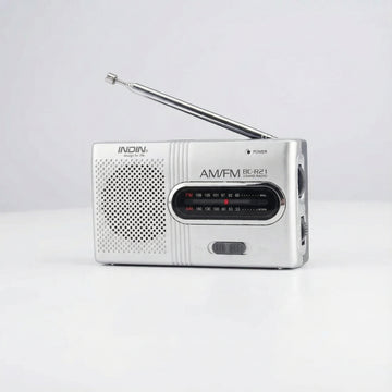 Radio AM/FM Compacta – Portátil con Alimentación a Batería y Conexión para Auriculares