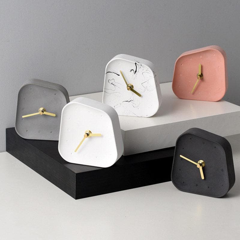 Tempora Living – Beton Tafelklok met Retro Design & Gouden Wijzers