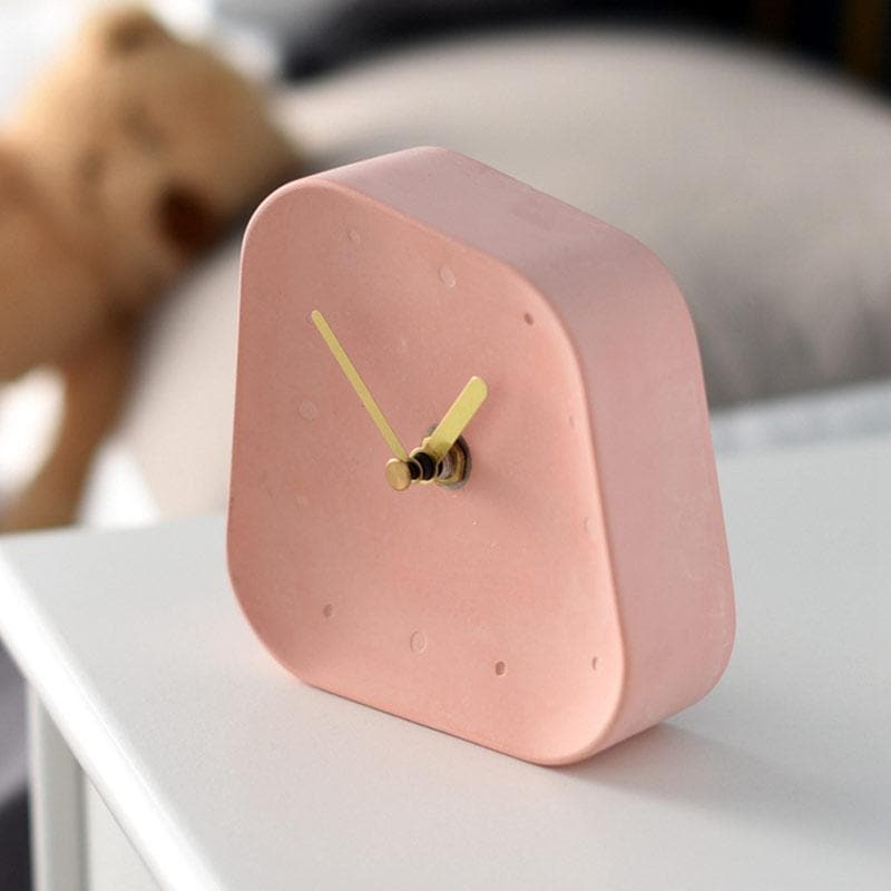 Tempora Living – Beton Tafelklok met Retro Design & Gouden Wijzers