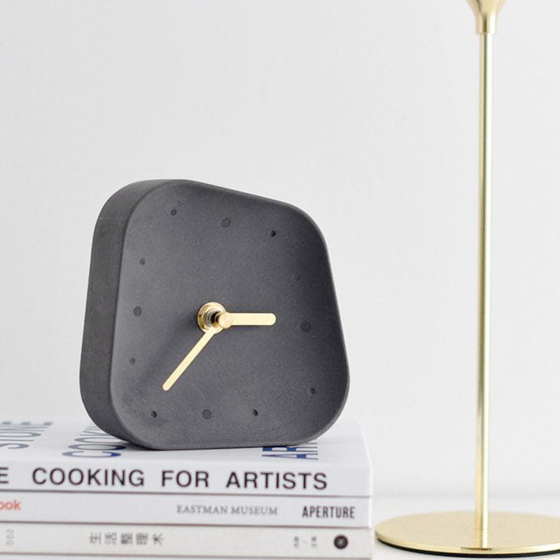 Tempora Living – Beton Tafelklok met Retro Design & Gouden Wijzers