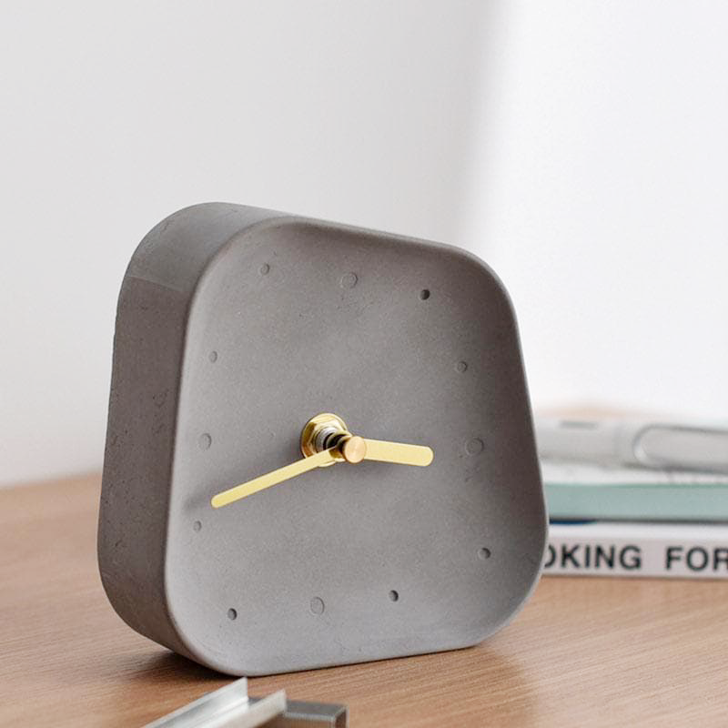 Tempora Living – Beton Tafelklok met Retro Design & Gouden Wijzers