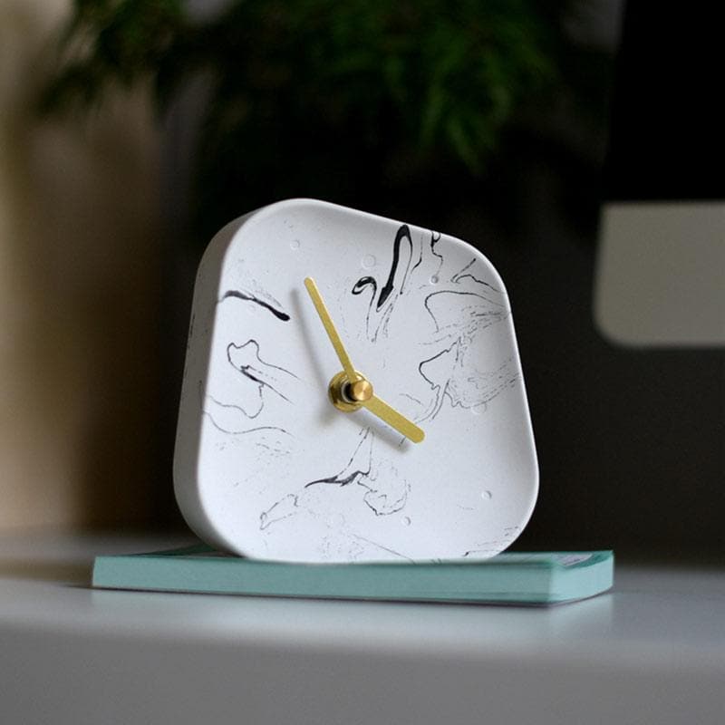 Tempora Living – Beton Tafelklok met Retro Design & Gouden Wijzers