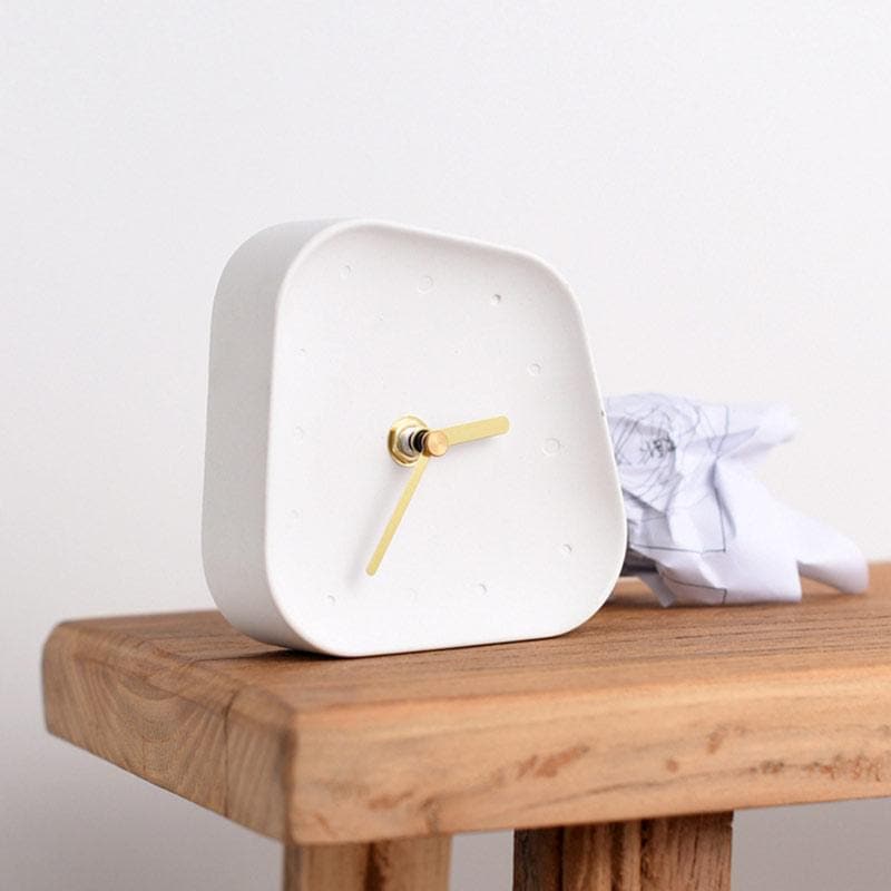 Tempora Living – Beton Tafelklok met Retro Design & Gouden Wijzers