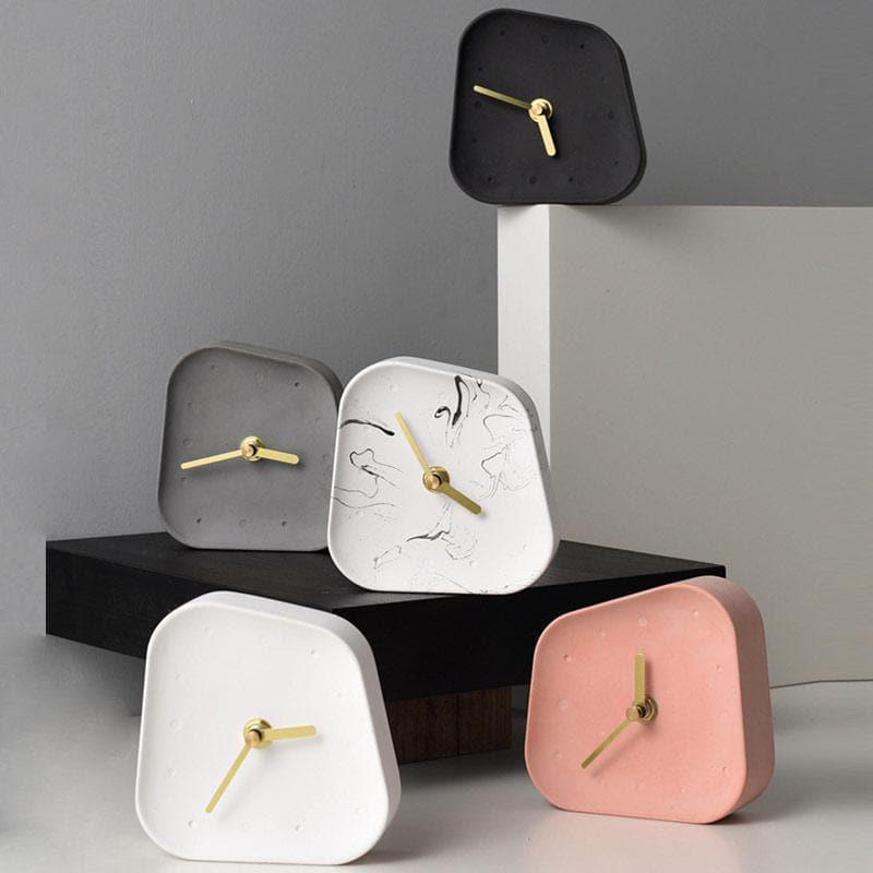 Tempora Living – Beton Tafelklok met Retro Design & Gouden Wijzers