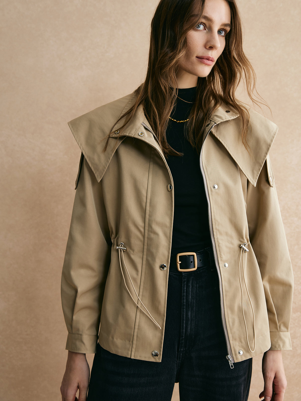 Willa Korte Trenchcoat met Verstelbare Taille | Klassiek & Comfortabel