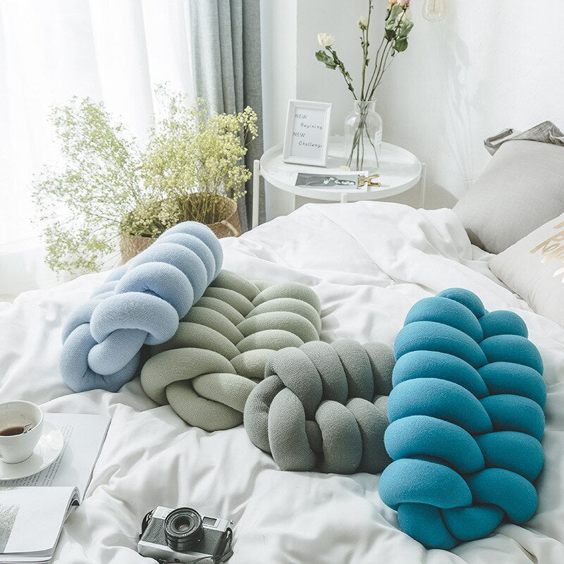 Knotiva – Handmade Knot Pillow of Acrylic Knitwear with Polyester