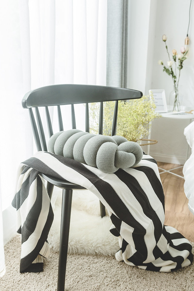 Knotiva – Handmade Knot Pillow of Acrylic Knitwear with Polyester