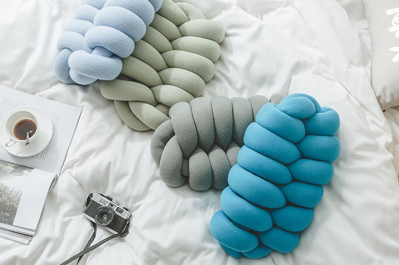 Knotiva – Handmade Knot Pillow of Acrylic Knitwear with Polyester