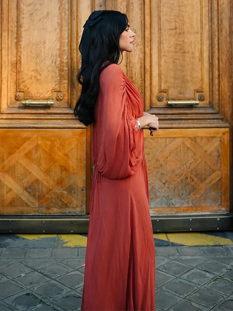 Długa Sukienka na Wesele Pomarańczowa z Plisowaniem i Dekoltem w Serek 3