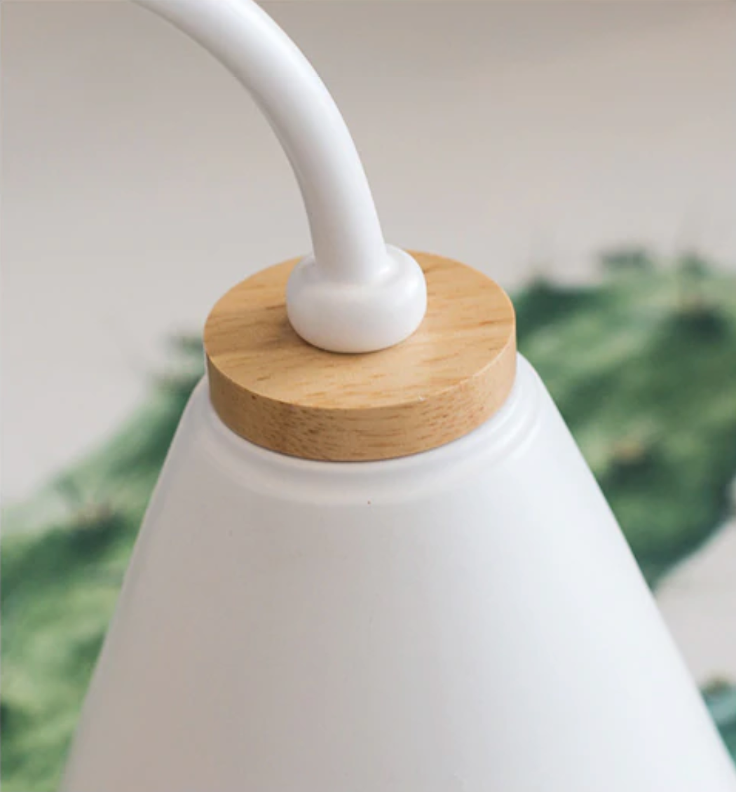 Curvora – Wandlamp Hout & Metaal, zwart of wit, elegant gebogen