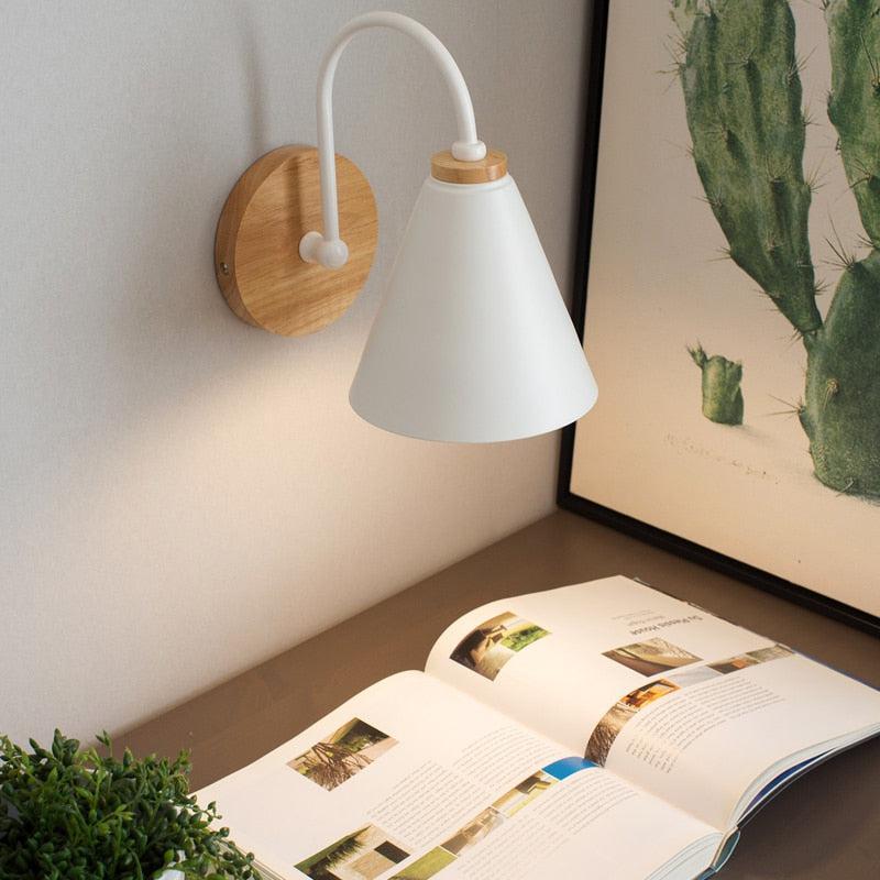 Curvora – Wandlamp Hout & Metaal, zwart of wit, elegant gebogen