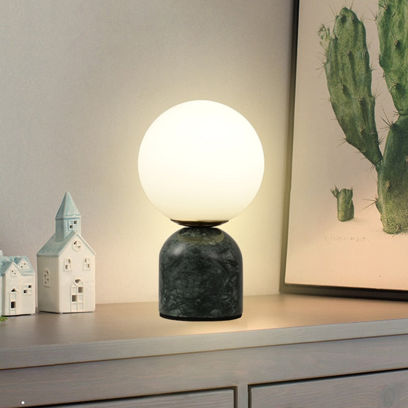 Marbela – Noordse marmeren tafellamp met glazen kap – Bedlamp LED