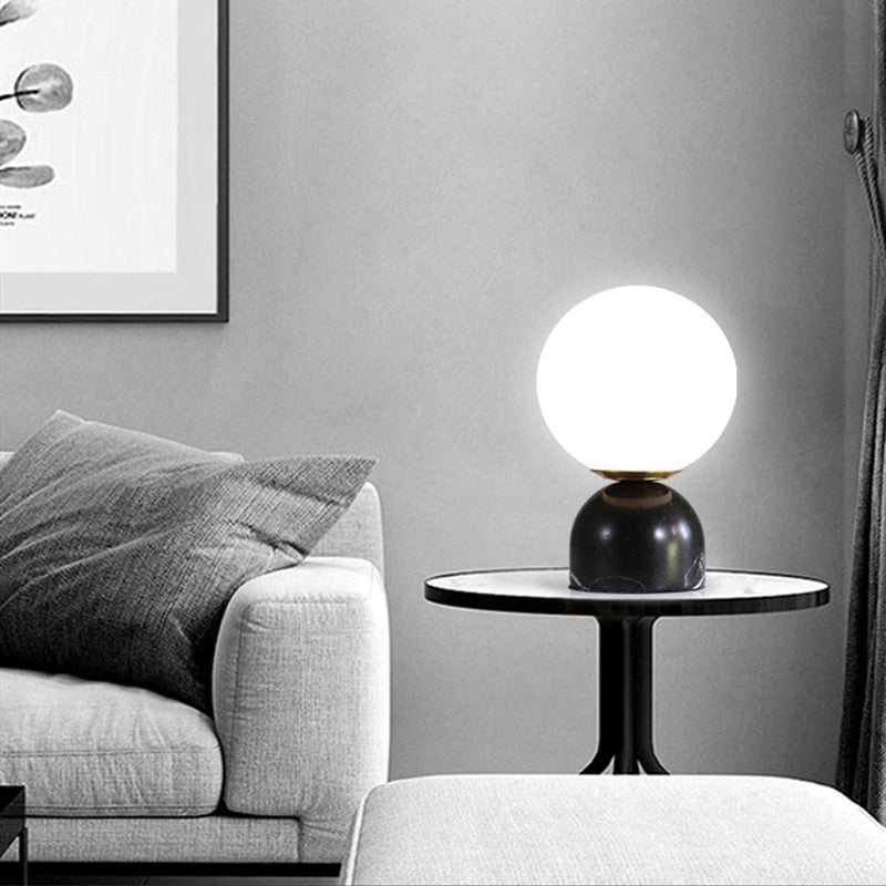 Marbela – Noordse marmeren tafellamp met glazen kap – Bedlamp LED