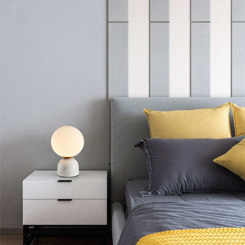 Marbela – Noordse marmeren tafellamp met glazen kap – Bedlamp LED