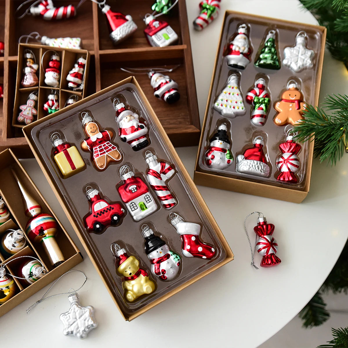 Conxunto de decoracións de Nadal Glacienne con boneco de neve de vidro e figura de Nadal para o árbore de Nadal