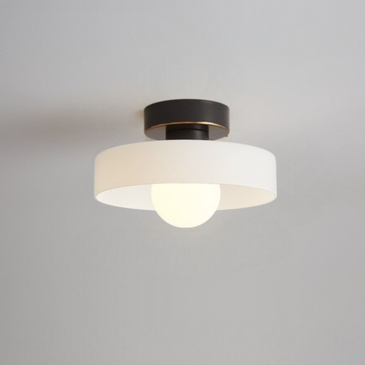 Maisoné – Bauhaus plafondlamp Frans design – Glas & messing E27