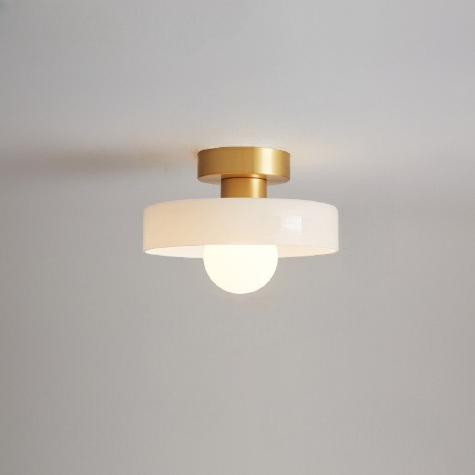 Maisoné – Bauhaus plafondlamp Frans design – Glas & messing E27