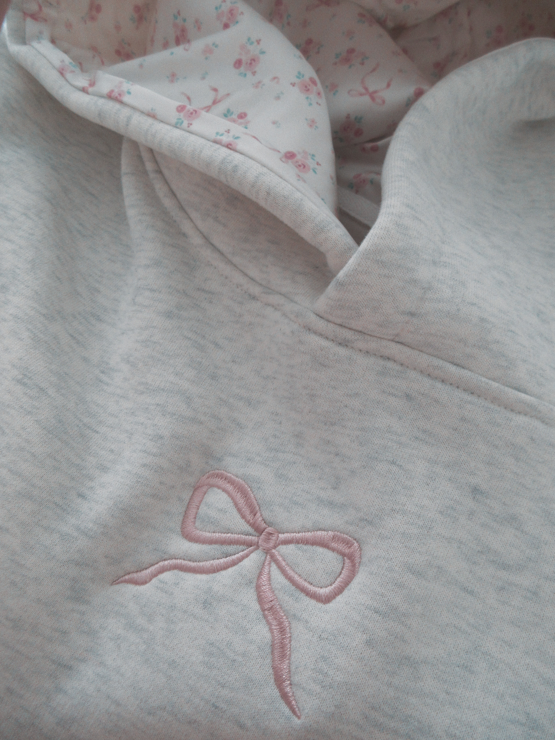 Veloura – Dameshoodie katoenmix met roze strikje – casual & vrouwelijk